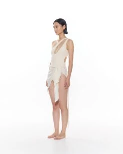 Alternative view of Johni Sarong | Ivory