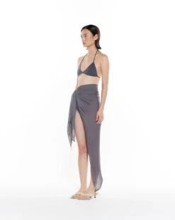 Alternative view of Leon Sarong | Graphite