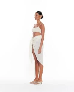 Alternative view of Leon Sarong | Ivory