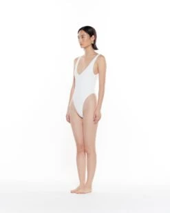 Alternative view of Amal One Piece | Vanilla