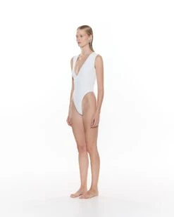 Alternative view of Luca One Piece | Vanilla